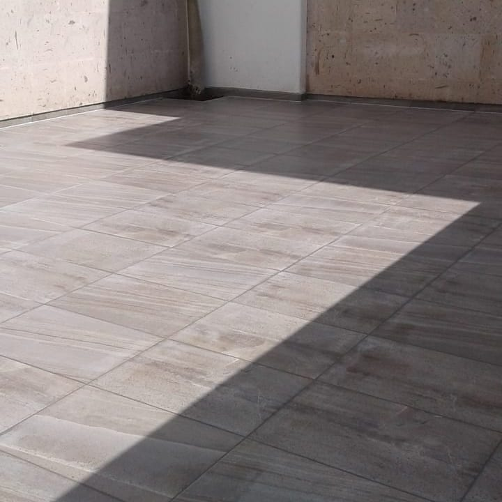 Sala de estar elegante con pisos de alto tráfico